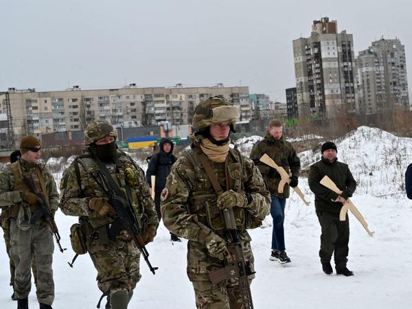 Ukrainisches Militär bildet Zivilisten aus.