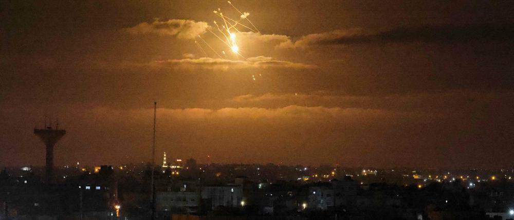 Eine israelische Rakete, die palästinensische Raketen abfangen soll, erleuchtet den Himmel über dem Gazastreifen