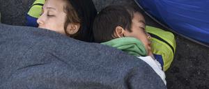 Eine Mutter und ihr Sohn schlafen an der Grenze zwischen Serbien und Ungarn auf der Straße. 