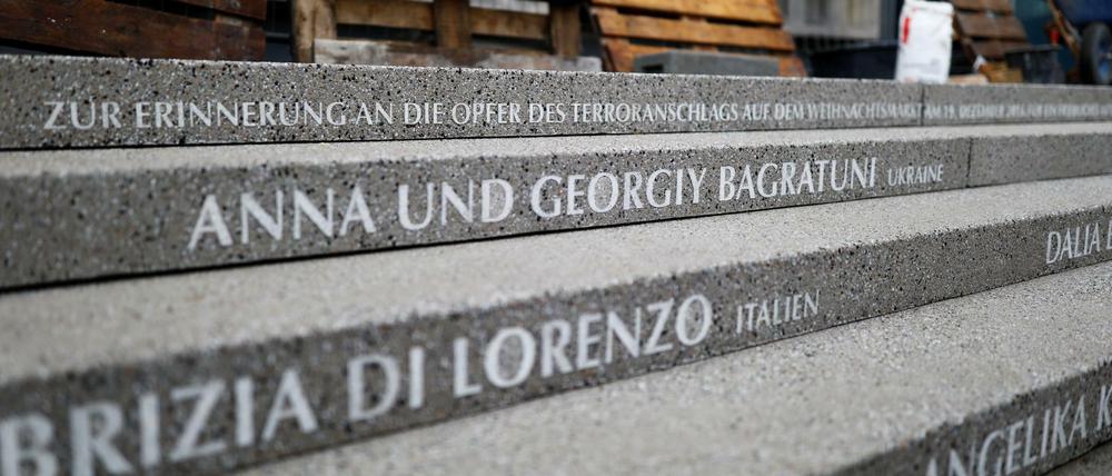 Die Stufen des neuen Mahnmals erinnern am Breitscheidplatz an die Opfer des Terroranschlags.