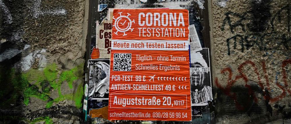 Ein Plakat in Berlin wirbt für einen Corona-Tests.