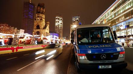 Ein Polizeiauto in der Nähe des Weihnachtsmarkts am Berliner Breitscheidplatz