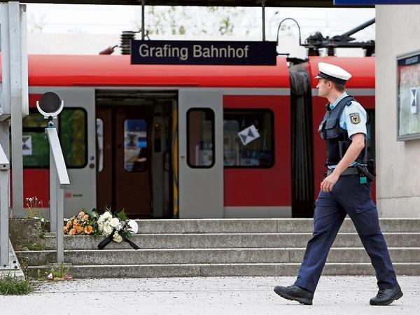 Trauer: Am Bahnhof, den der Täter offenbar zufällig erreichte, wurden für die Opfer Blumen niedergelegt.
