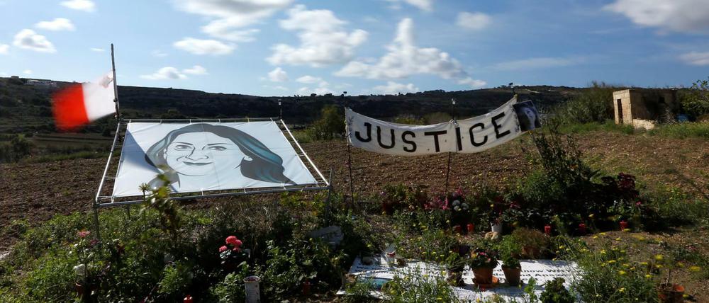 Ein Portrait von Daphne Caruana Galizia an dem Ort, an dem die Journalistin am 16. Oktober 2017 ermordet wurde.