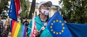 Wer gibt den Kurs vor bei Migration, Justiz, Finanzen - der eigene Staat oder Brüssel? Polnische Demonstranten vor dem Verfassungstribunal in Warschau.