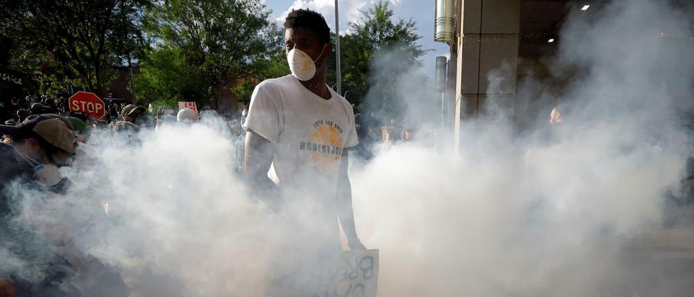 Sicherheitskräfte setzen Tränengas und Pfefferspray gegen Demonstranten ein, hier am Samstag in Raleigh/North Carolina.