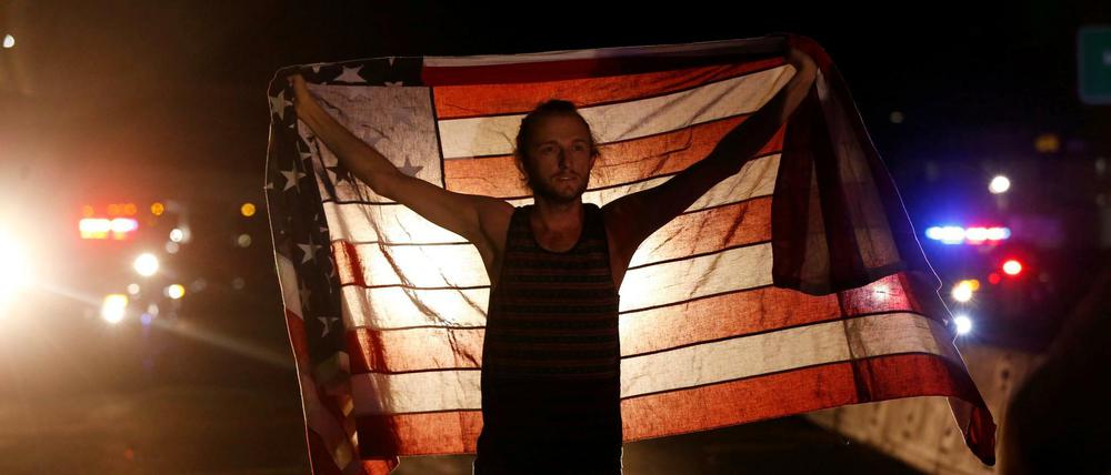 Ein Trump-Fan mit einer Flagge der USA in Los Angeles am Donnerstag.