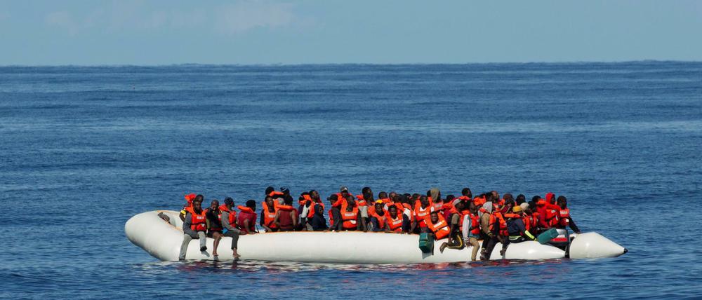 Ein Bild vom 26. Oktober: Migranten auf einem Schlauchboot, mit dem sie zur Alan Kurdi gebracht werden. (Bild von Sea-Eye)