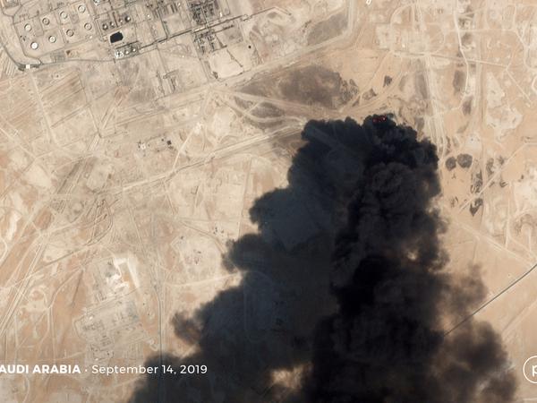 Satellitenbild von einer brennenden Raffinerie