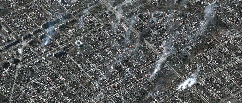 Ein Satellitenbild zeigt brennende Gebäude in Mariupol am 22. März.