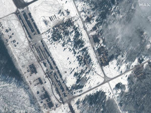 Das Satellitenbild zeigt den Einsatz von Truppen und Ausrüstung auf dem Luftwaffenstützpunkt Zyabrovka in Belarus, 10. Februar 2022.