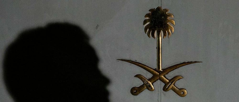 Der Schatten eines Beamten an der Hintertür zum saudischen Konsulat in Istanbul