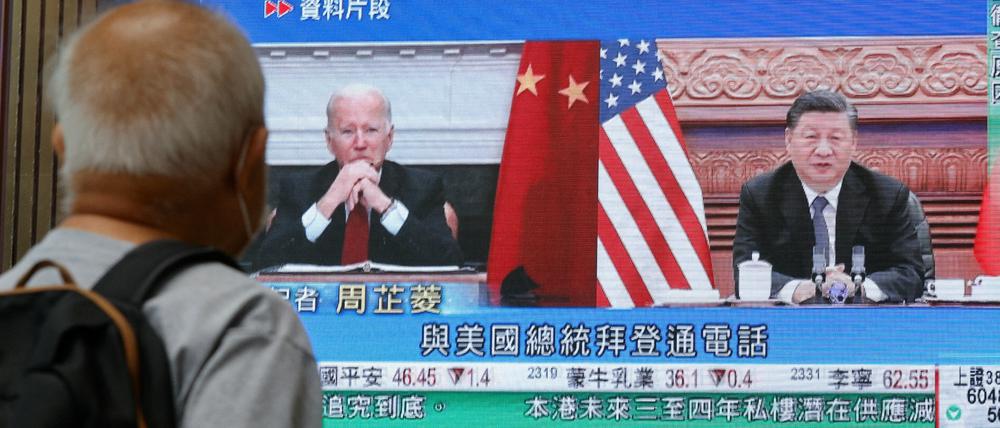 Mit Spannung verfolgt ein Passant die Nachrichten vom Telefonat zwischen den Präsidenten Xi Jinping and Joe Biden. 