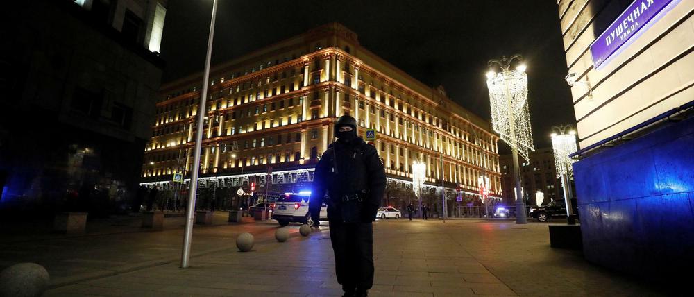 Ein Sicherheitsmitarbeiter steht nach der Schießerei vor der Geheimdienstzentrale in Moskau.