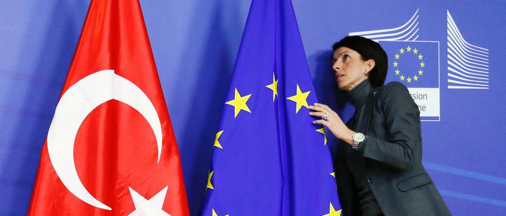 Verhältnis angespannt: Eine Brüsseler Angestellte beim Fahnenarrangieren vor dem Besuch Recep Tayyip Erdogans in Brüssel vor drei Jahren.