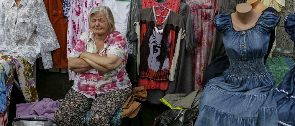 Diese Straßenverkäuferin in Kiew wartet auf Kunden. Und die ganze Ukraine mit ihr auf bessere Tage.
