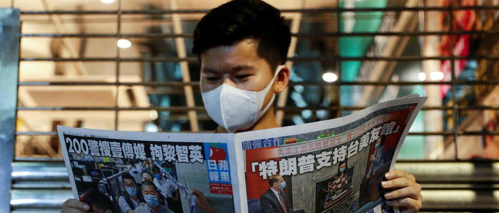Ein Hongkonger mit der „Apple Daily“ 