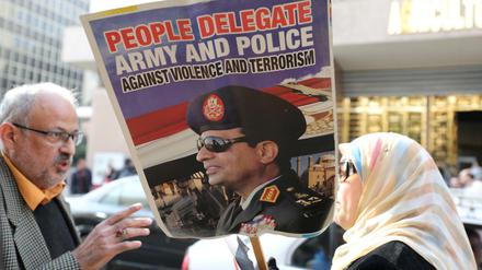 Eine Anhängerin des ägyptischen Präsidenten Abdel Fattah Al Sisi hält vor der Wahlkommission ein Plakat hoch. 