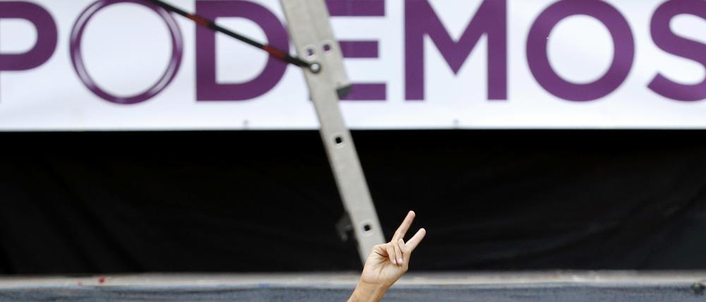 Ein Anhänger der linksgerichteten Partei Podemos in Spanien 