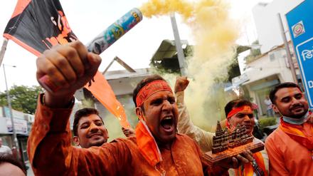 Hindus bejubeln den Bau des Tempels.