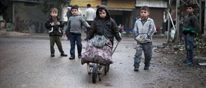 Kampf gegen die Kälte: Außerhalb von Damaskus sammeln Kinder Brennholz.