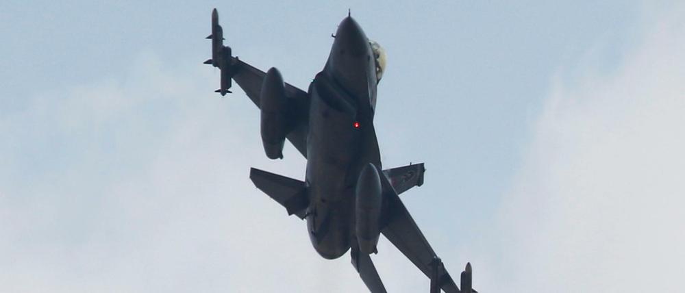 Ein F-16 Kampfflugzeug: Dänemark ließ zwei dieser Jets aufsteigen (Symbolbild).