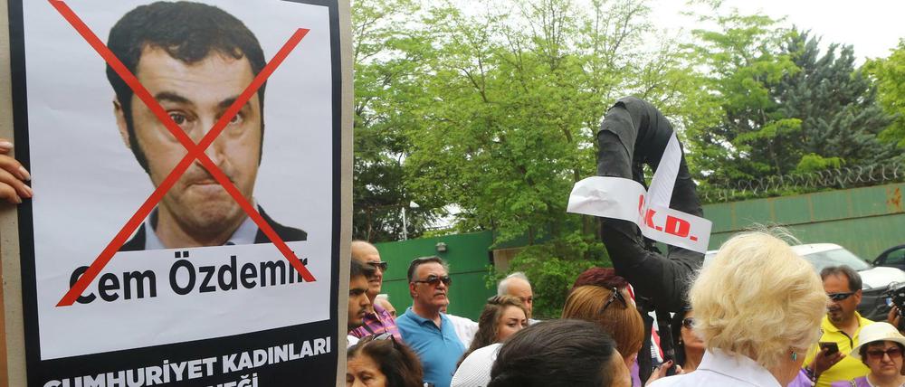 Der Initiator der Armeinien-Resolution, Cem Özdemir, wurde mehrfach beschimpft und bedroht.