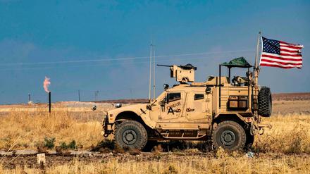 US-Soldaten patrouillieren gemeinsam mit kurdischen Kämpfern auf den Ölfeldern.
