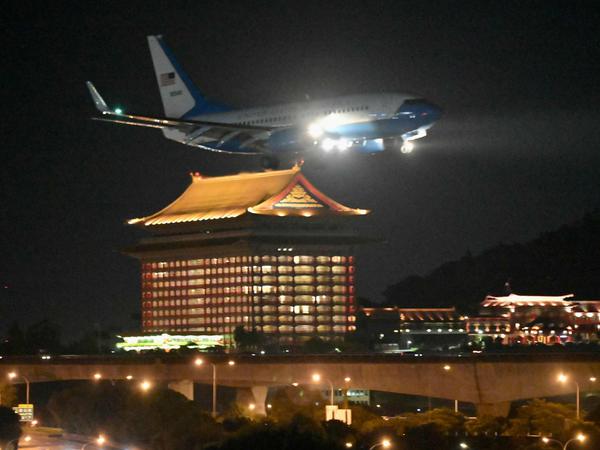 Das Flugzeug mit der Sprecherin des US-Repräsentantenhauses an Bord bereitet sich auf die Landung in Taipeh vor.