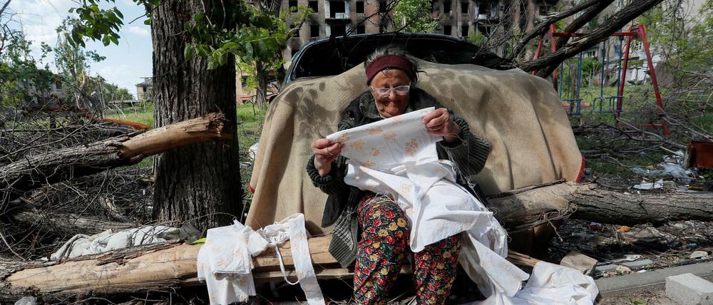 Eine Bewohnerin von Mariupol vor einer Trümmerlandschaft