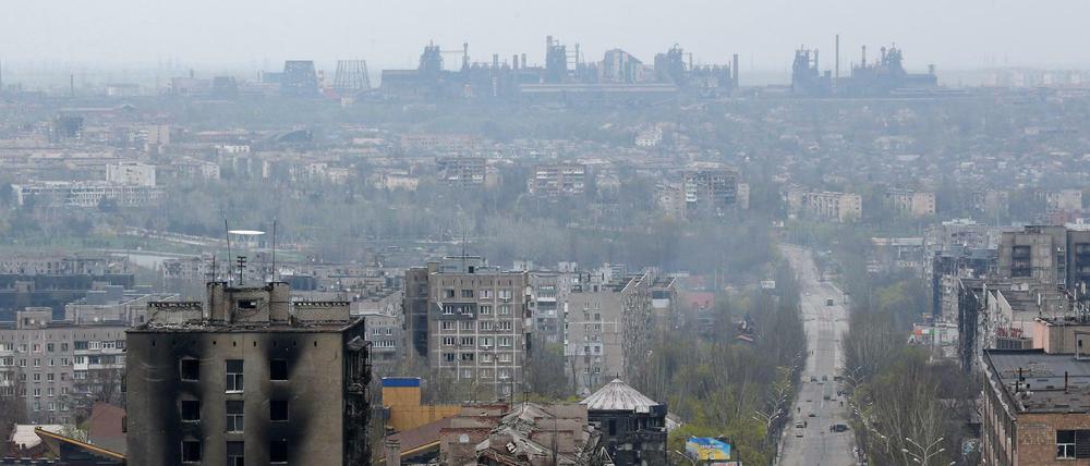 Blick über Mariupol auf das umkämpfte Stahlwerk Asowstal