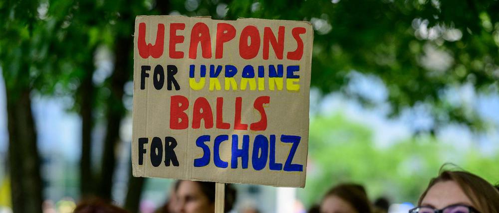 „Waffen für die Ukraine“ und „Eier für Scholz“: Pro-Ukraine-Demonstration in Berlin