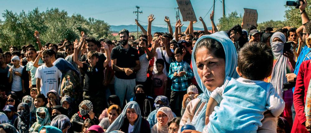 Migranten demonstrieren Anfang Oktober im Flüchtlingslager Moria auf Lesbos gegen die Lebensbedingungen dort.