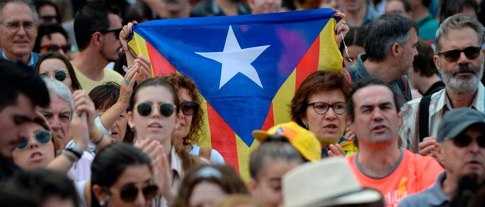 Menschen demonstrieren in Girona für die katalanische Unabhängigkeit von Spanien.