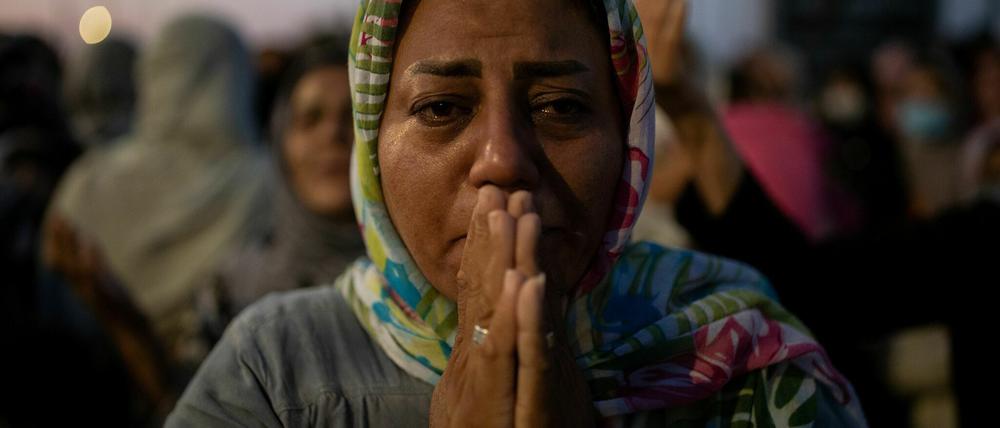 Beten um Hilfe aus Europa: Flüchtlingsfrau aus dem zerstörten Lager Moria.
