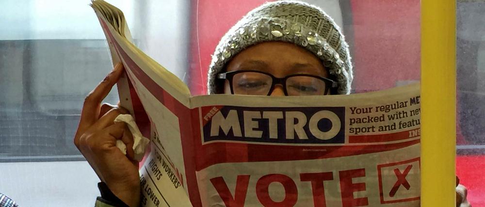 Eine Frau liest in der Londoner U-Bahn Zeitung. Die Briten haben am Donnerstag beim Referendum das letzte Wort.