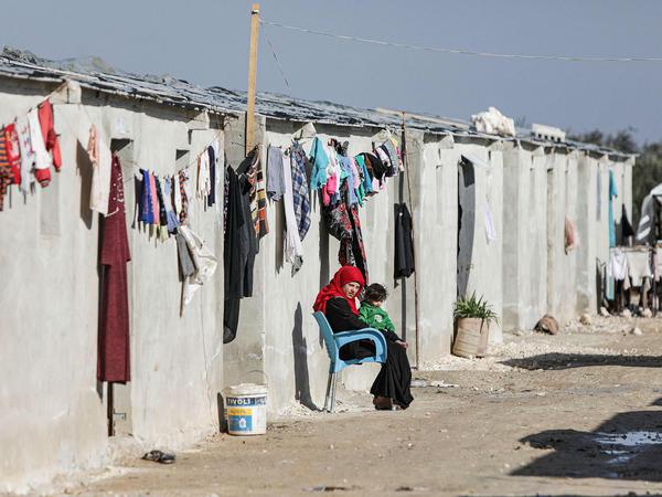 Abertausende syrische Familien leben in behelfsmäßigen Unterkünften, innerhalb und außerhalb des Landes.