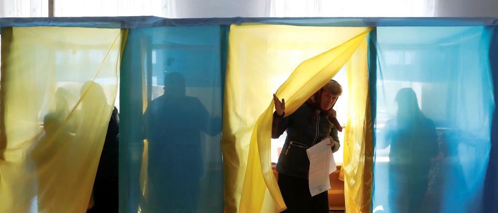 Präsidentschaftswahl in der Ukraine: Blick in ein Wahllokal im Dorf Kosmach