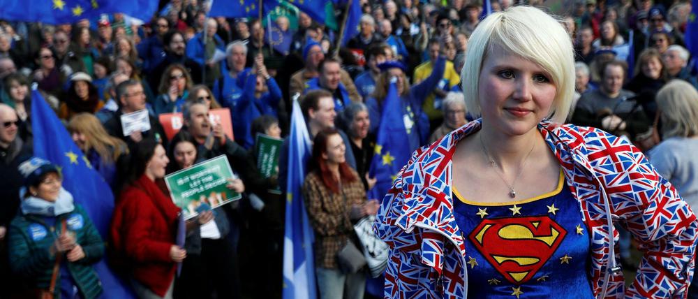 Ist Großbritannien noch super? Das Land ist dabei, sein Selbstbewusstsein und seinen Unternehmergeist zu verlieren, schreibt unser Autor, der britische Journalist Roger Boyes. Gerade deshalb braucht es den Brexit. Im Bild: Anti-Brexit-Demonstranten in Edinburgh, Schottland, am 24. März 2018.