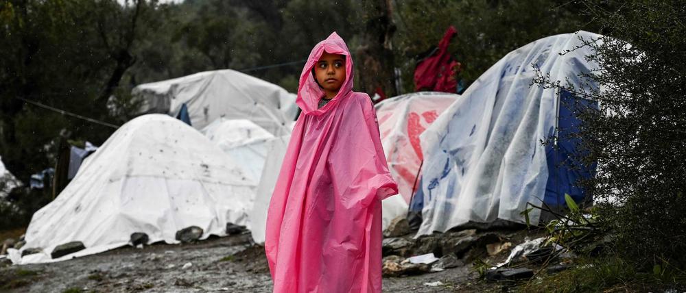 Ein junges Mädchen steht im Flüchtlingscamp Moria auf der griechischen Insel Lesbos. Die griechischen Flüchtlingslager sind überfüllt.