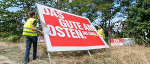 Im Osten nicht mehr viel geholt: Ein Linken-Wahlplakat in Dresden wird gleich am Montag nach der Wahl abgebaut. 