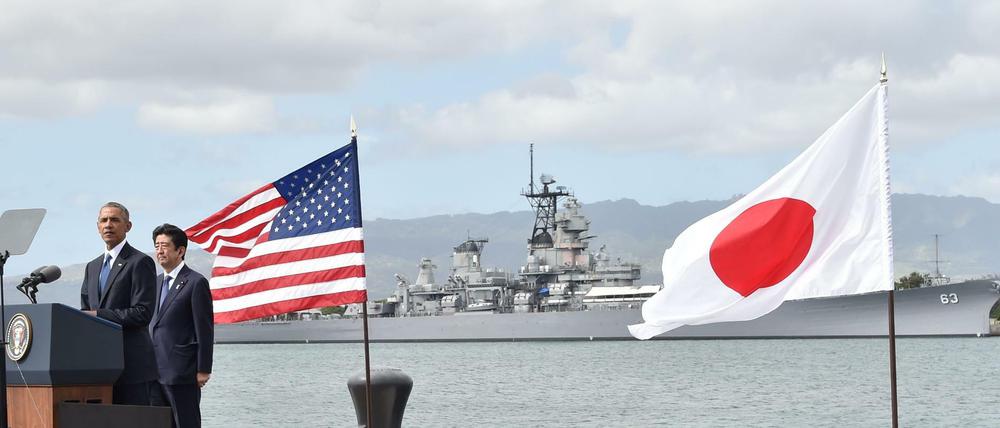 US-Präsident Barack Obama (l.) und Japans Premier Shinzo Abe gedachten in Pearl Harbor auf Hawaii der Opfer.
