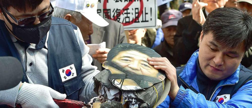 Am 1.April protestierten Südkoreaner vor der japanischen Botschaft in Seoul gegen die Äußerungen von Shinzo Abe über die "Trostfrauen".