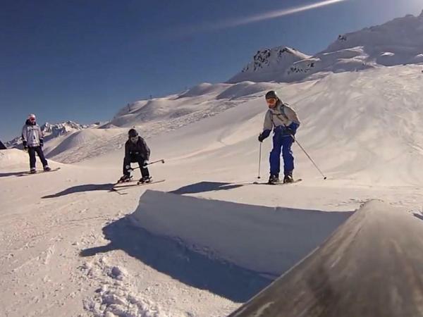 Kein Urlaub ohne GoPro: Der Berliner Sebastian Abendschön (M.) filmt sich und seine Freunde beim Skifahren in Montanfon. Sein Youtube-Video wurde mehr als 74 000 Mal angeklickt. 