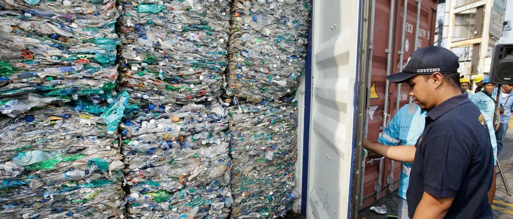 Plastikmüll in einem Container am Hafen von Tanjung Priok in Indonesien (Symbolbild)