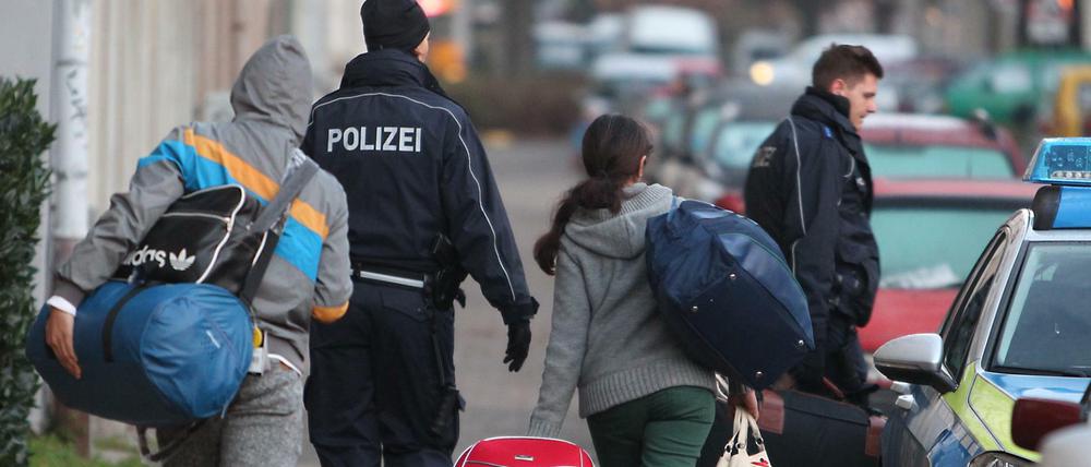 2015 in Leipzig: Abgelehnte Asylbewerber werden zum Transport zum Flughafen abgeholt. 