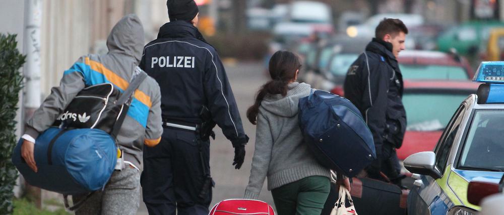 Abgelehnte Asylbewerber auf dem Weg zum Flughafen.