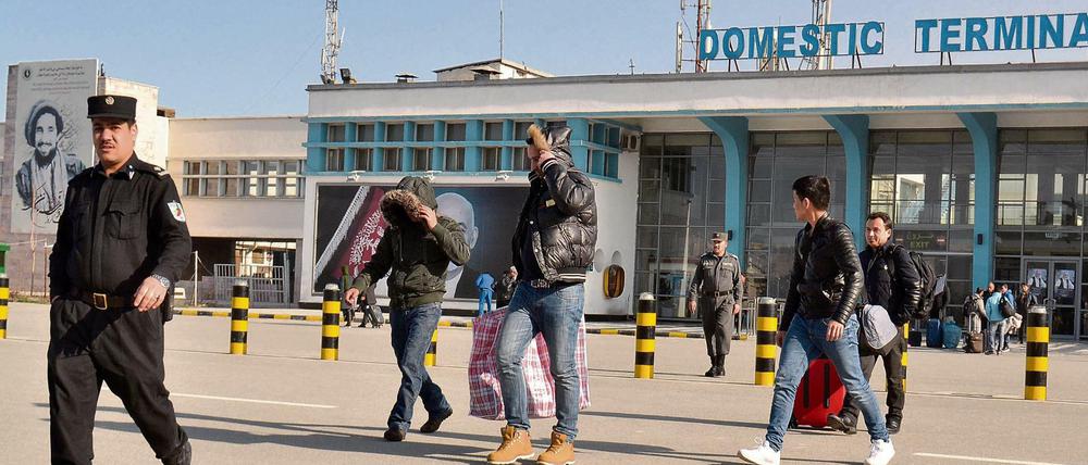 Szene vor dem Eingang des Flughafens Kabul (Archivbild).