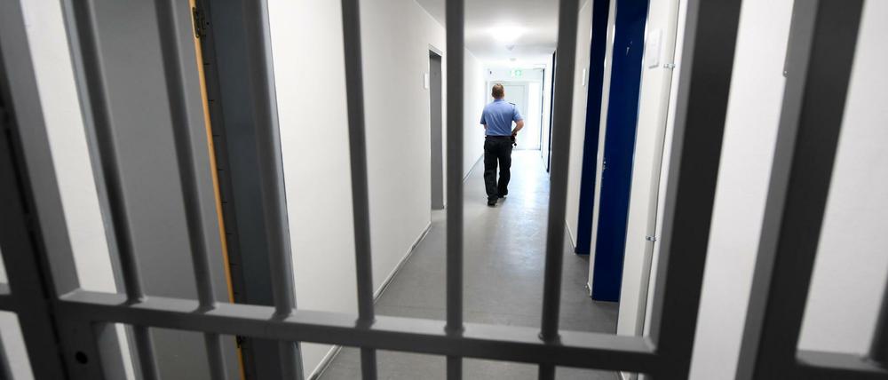 Ein Justizbeamter geht über den Flur eines Zellentrakts einer Abschiebehafteinrichtung in Darmstadt (Symbolbild).