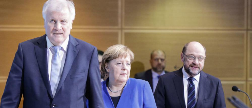 Der CSU-Vorsitzenden Horst Seehofer (l-r), der SPD-Parteivorsitzende Martin Schulz und Bundeskanzlerin Angela Merkel (CDU) können nun verloren gegangenes Vertrauen zurückgewinnen.